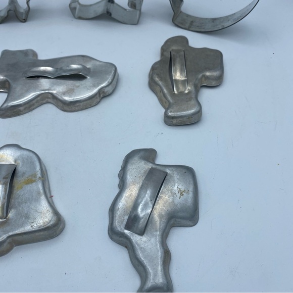 VTG Lot Of 10 Aluminum Metal Cookie Biscuit Cutters Santa Tree Angel Rabbit Bell - Picture 2 of 14